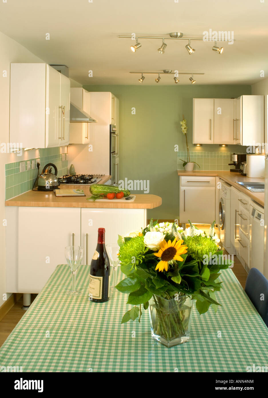 Home Interior, stilvolle, moderne Einbauküche mit Essbereich. Stockfoto
