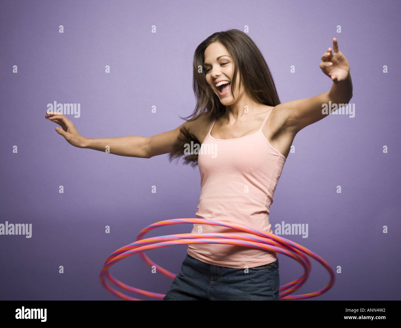 Frau mit einem Hula-Hoop Stockfoto