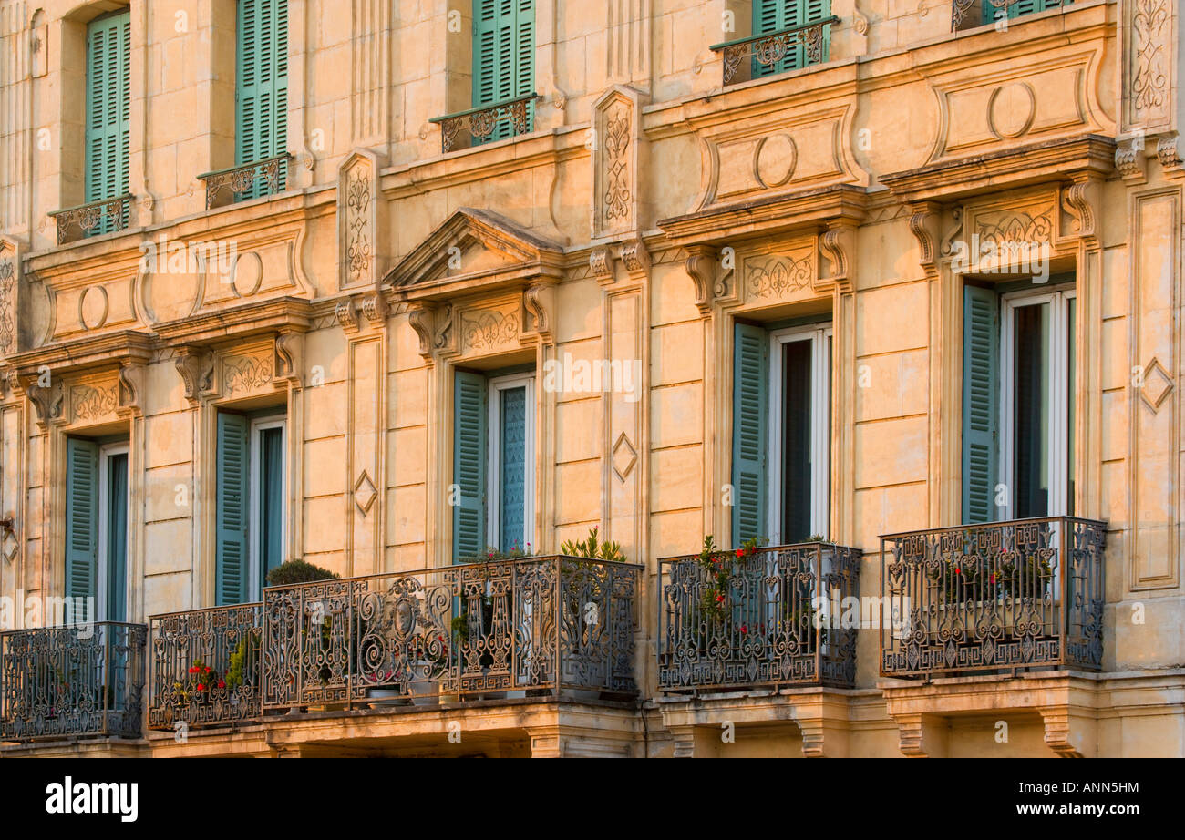 Frankreich Languedoc Roussillon Carcassonne typischen französischen Gebäude mit reich verzierten Balkon Stockfoto