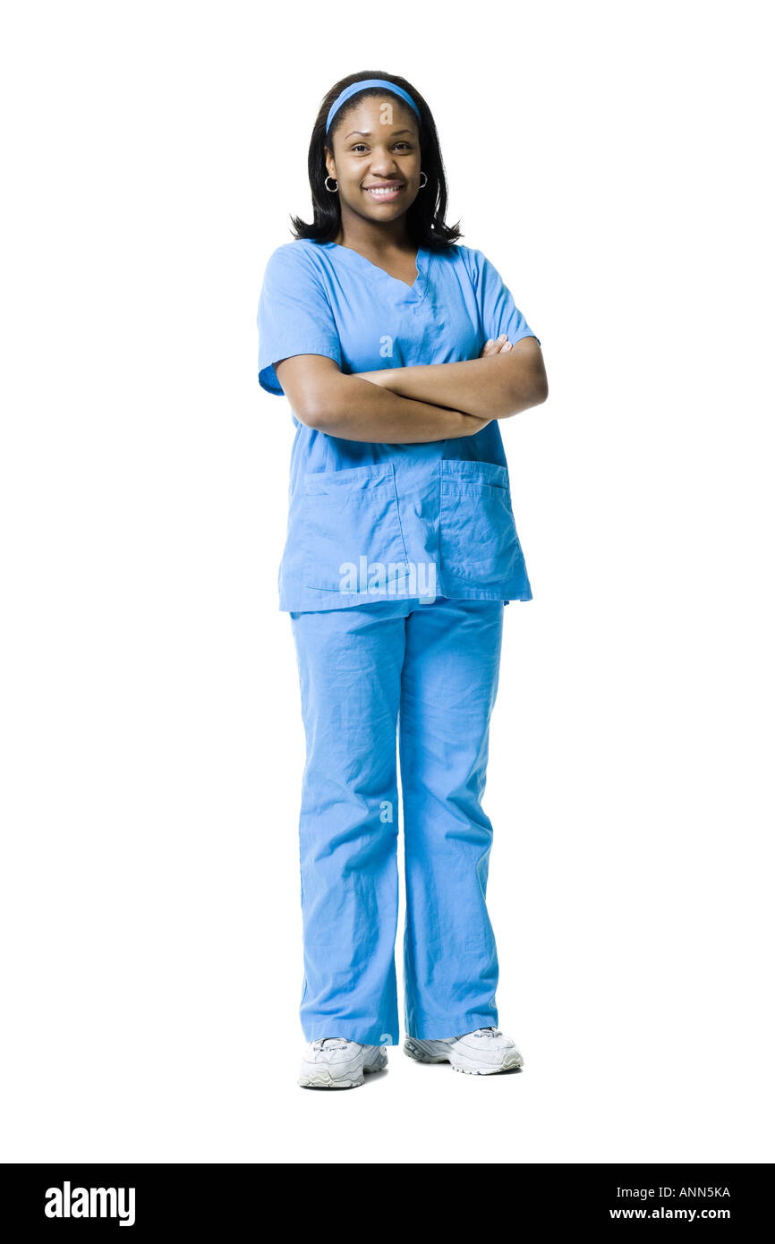 Porträt einer weiblichen Krankenschwester stehen mit ihrer Arme gekreuzt Stockfoto