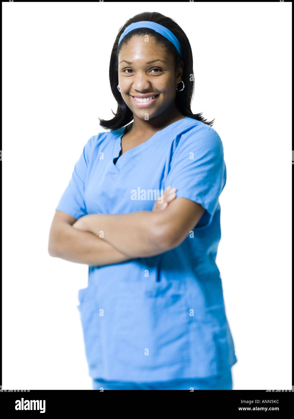 Porträt einer weiblichen Krankenschwester stehen mit ihrer Arme gekreuzt Arme verschränkt Stockfoto