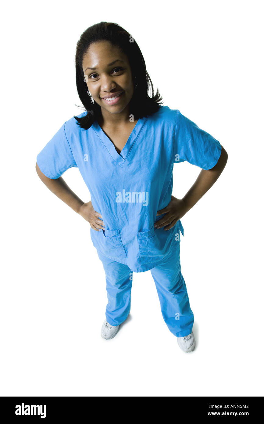 Porträt einer weiblichen Krankenschwester stehend mit den Händen an den Hüften Stockfoto