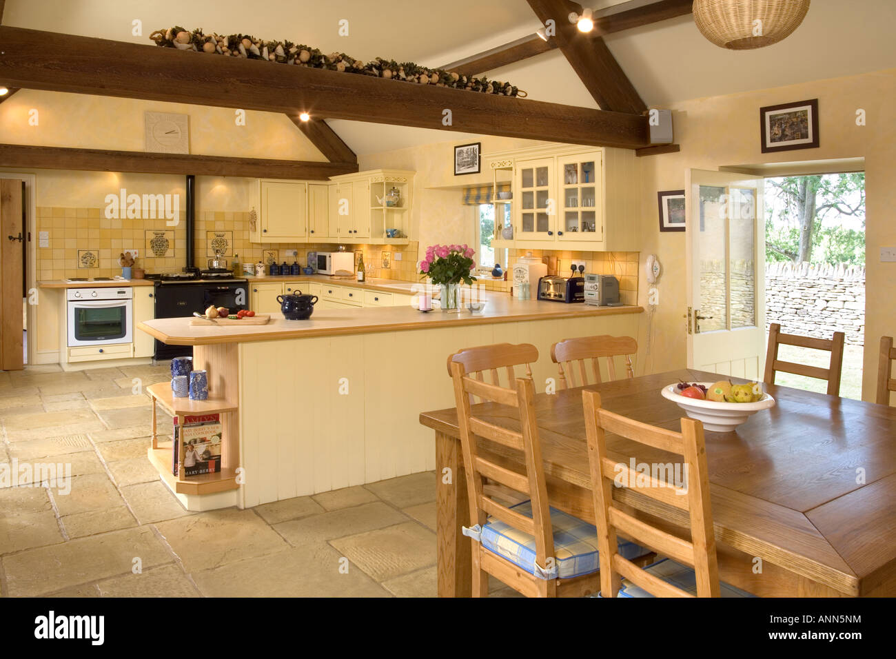 Home Innenausstattung, große zeitgenössische Küche mit Essbereich. Stockfoto