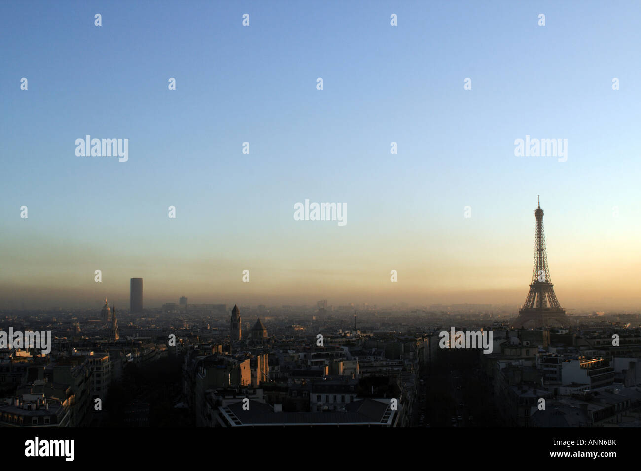 Der Eiffelturm im Winterlicht fotografiert vom Arc de Triomphe Paris Frankreich Stockfoto