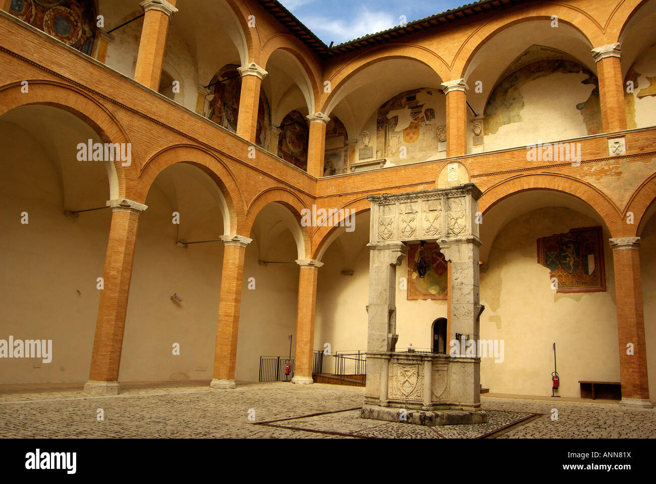 Cortile onore, Rocca Spoleto Umbrien Italien Stockfoto