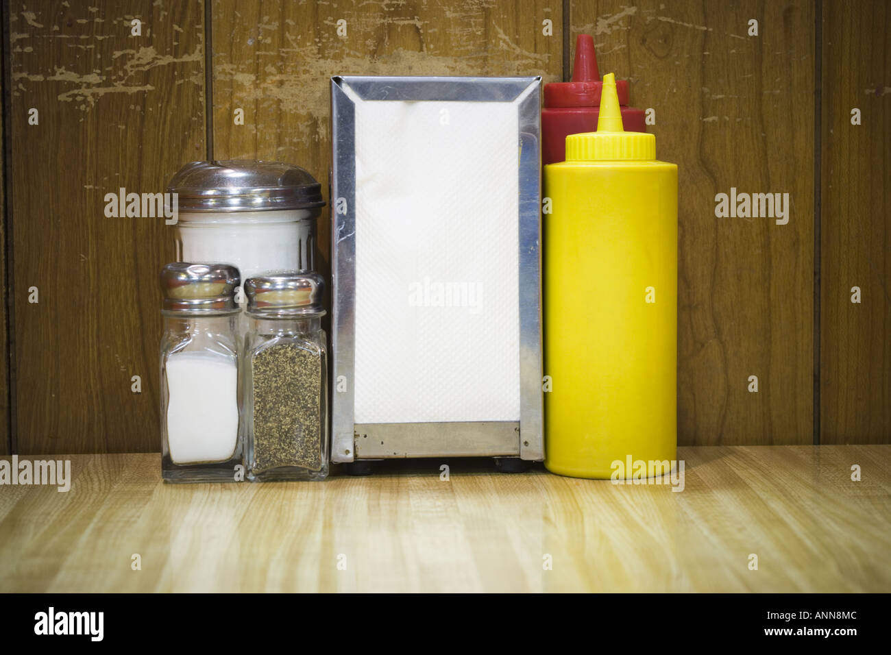 Pfefferstreuer und Salzstreuer mit einem Serviettenhalter auf einem Tisch in einem restaurant Stockfoto