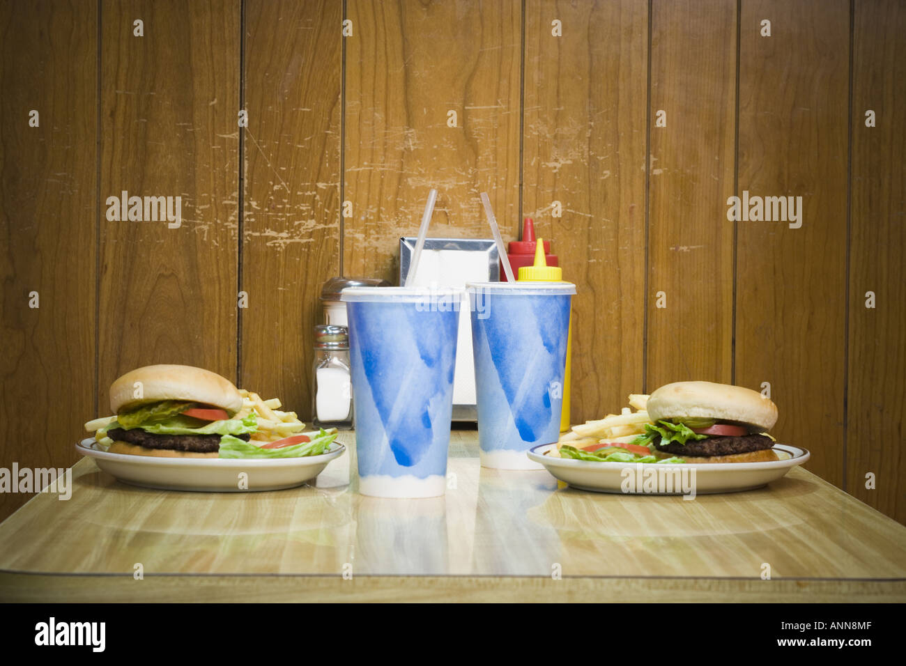 Nahaufnahme von kalten Getränken und Burger auf dem Tisch Stockfoto