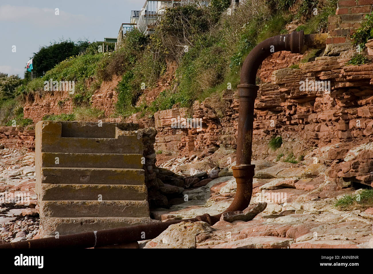 Outfall Abwasserrohr und gestrandete Schritte Sully SE Wales Stockfoto