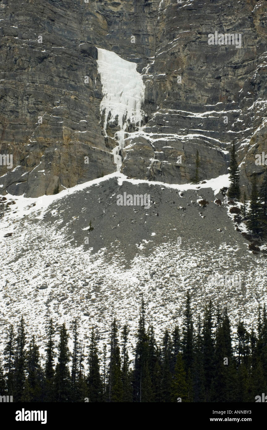 Gefrorener Wasserfall und Schnee bestäubt Geröllhalde, Jasper Nationalpark, Alberta, Kanada Stockfoto