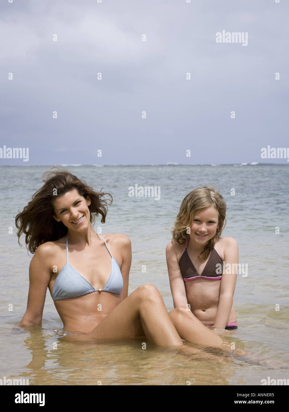 Mother daughter bikini top Fotos und Bildmaterial in hoher Auflosung Alamy