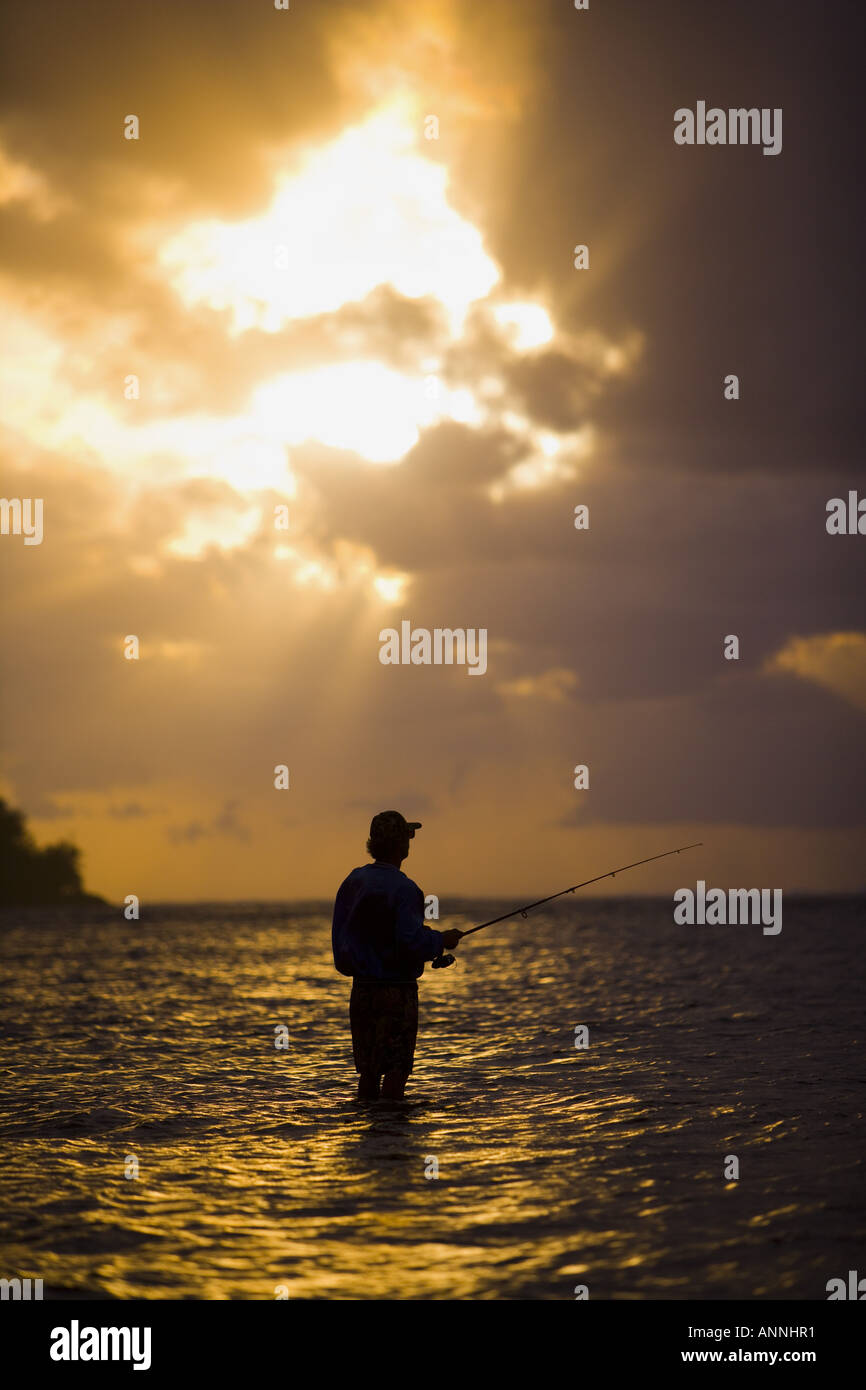 Silhouette von einem Mann-Fliegenfischen in der Abenddämmerung Stockfoto