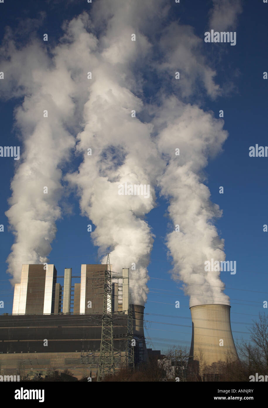 Powerstation Kühltürme hoch emittierender Dampf in einem blauen Winterhimmel. Stockfoto