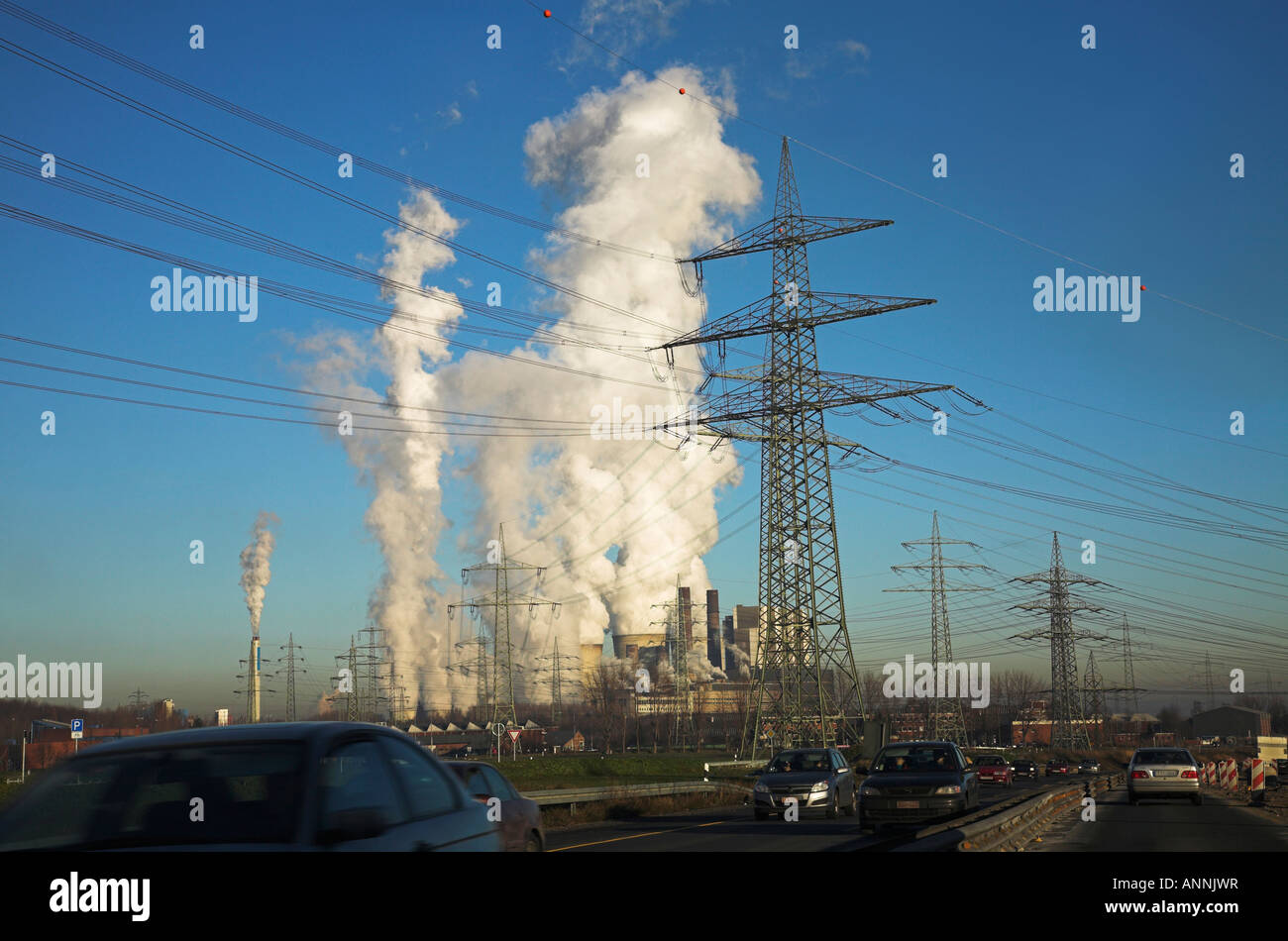 Powerstation Kühltürme emittierende Dampf in einem blauen Winterhimmel. Stockfoto