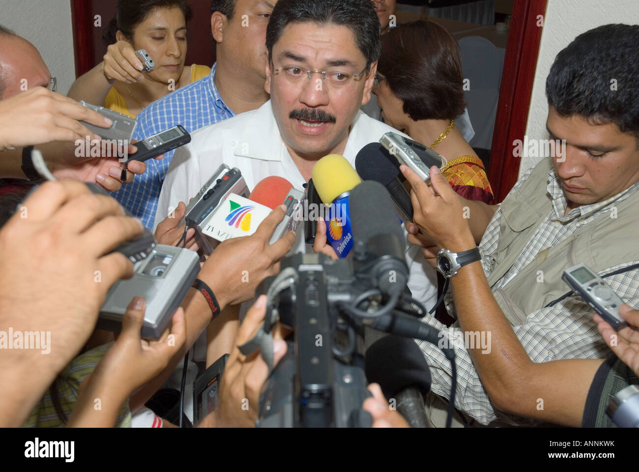 Improvisierte Pressekonferenz von Oaxaca Gouverneur Ulises Ruiz nach seinem Treffen mit Amnesty International Irene Khan Stockfoto