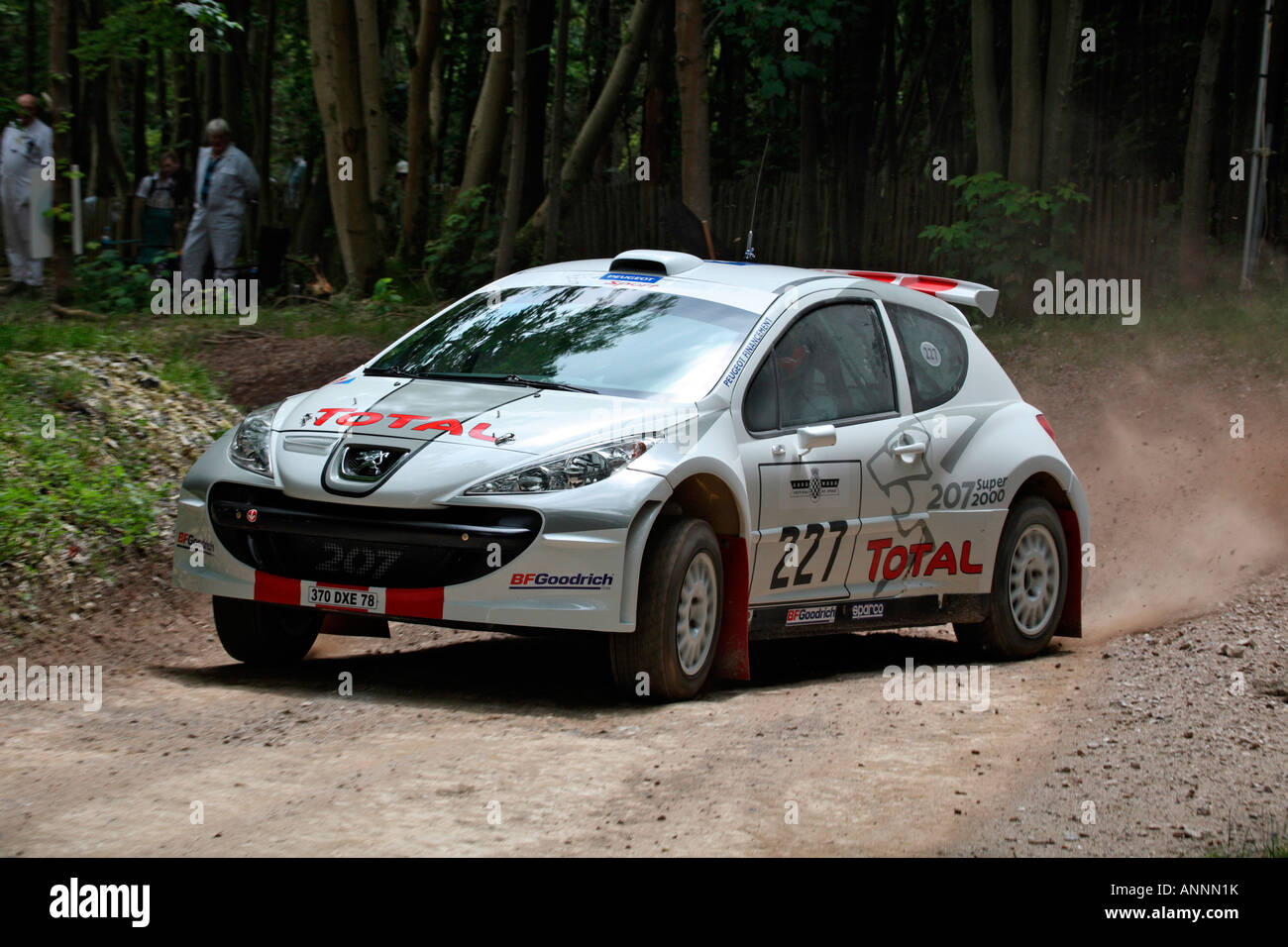 Peugeot 207-Rallye-Auto auf der Rallye-Bühne beim Goodwood Festival Of Speed West Sussex Stockfoto