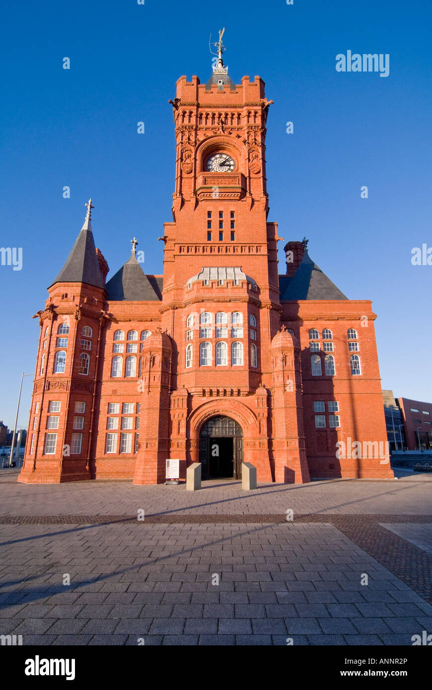 Vertikale Weitwinkel von das markante Backsteingotik Pierhead Gebäude, ehemals Bute Dock in der Unternehmenszentrale, Cardiff Bay. Stockfoto