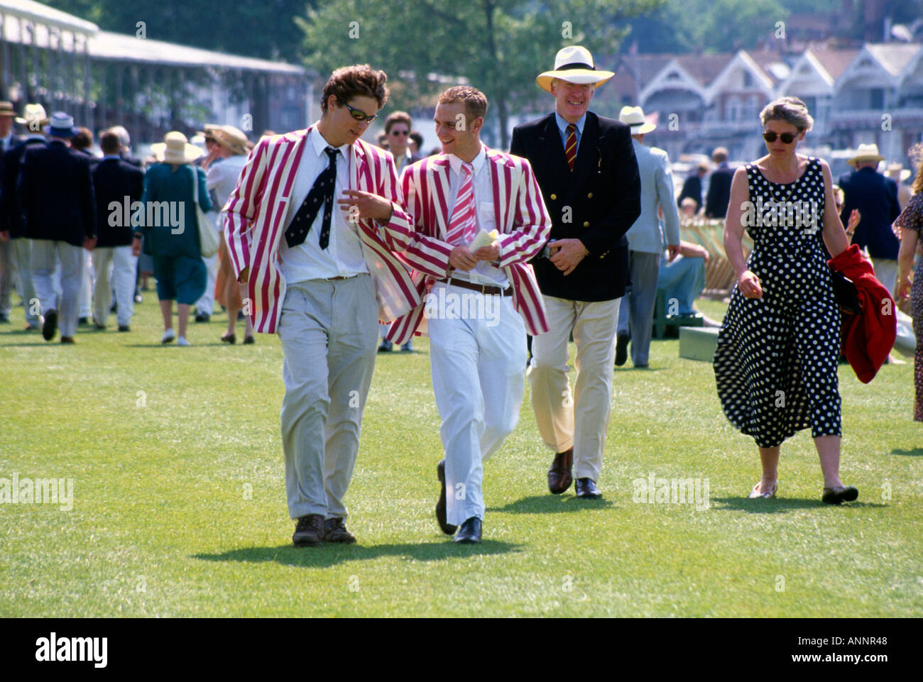 Damen Sommerkleider und Gentleman mit Rudern Club Blazer zu Fuß auf Rasen durch Themse in Henley Royal Regatta 199507 Stockfoto