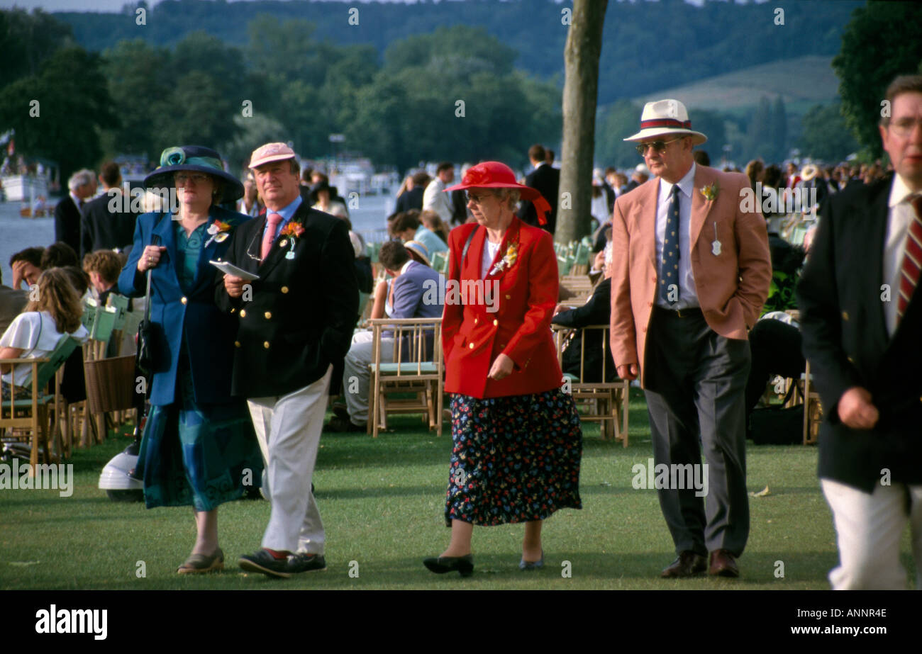 Sommerkleider Damen und Herren im Rudern club Blazer mit Themse in Henley Royal Regatta 199906 Stockfoto