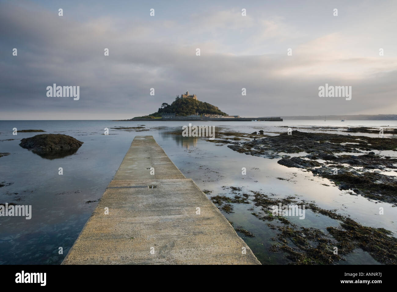 Pier und Steg führt zu einer Sonne gebadet St Michaels Mount, Cornwall, England Stockfoto