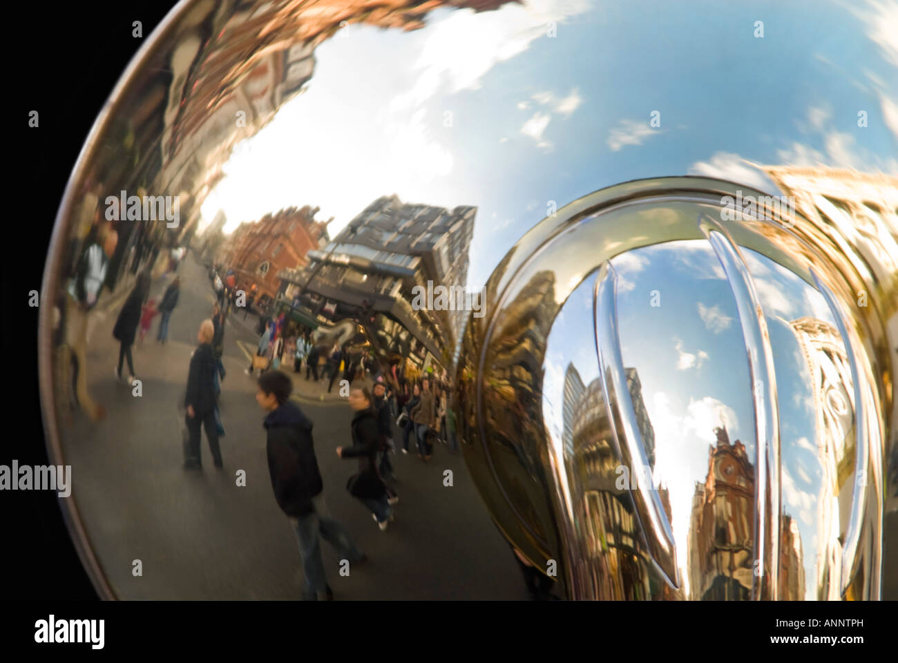 Horizontale Nahaufnahme von Reflexionen in der Glocke eine riesige Sousaphon aka marching Tuba, in einer marching Brass Band gespielt. Stockfoto