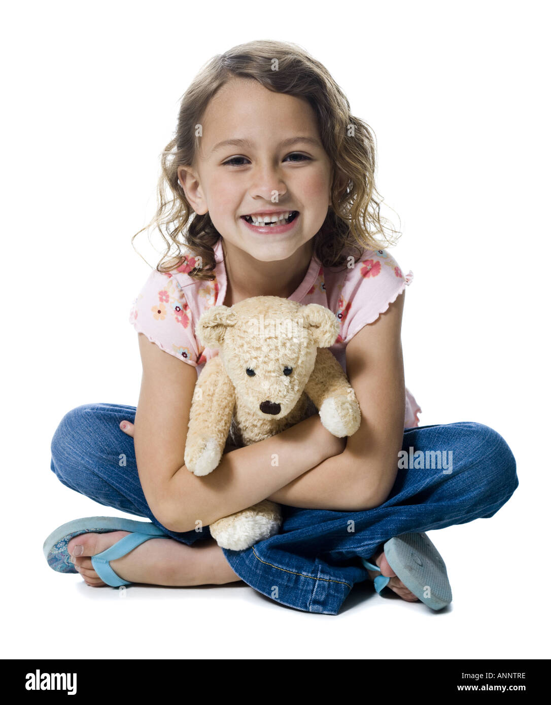 Porträt eines Mädchens umarmt einen Teddybär Stockfoto