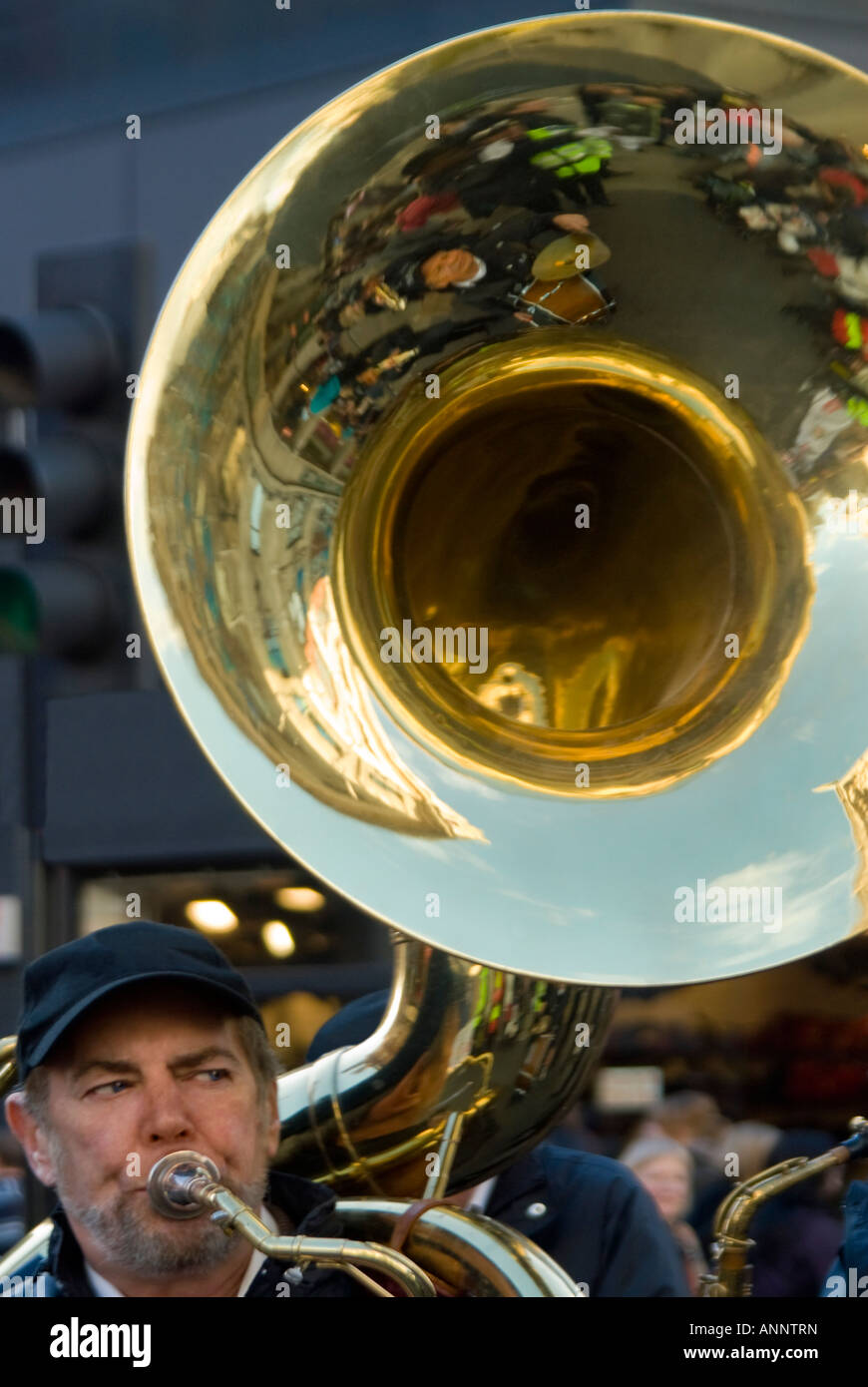 Vertikale Nahaufnahme der Glocke von einer riesigen Sousaphon aka marching Tuba, gespielt von einem Mann in einer marching Brass Band. Stockfoto