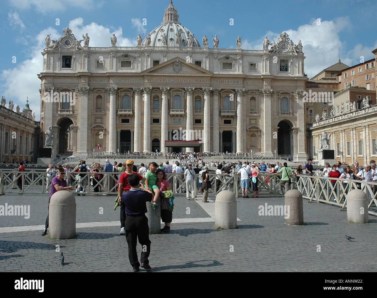 Str. Peters Basilica in Rom gesehen von seiner großen Vorplatz St. Petersplatz oder Piazza San Pietro Stockfoto