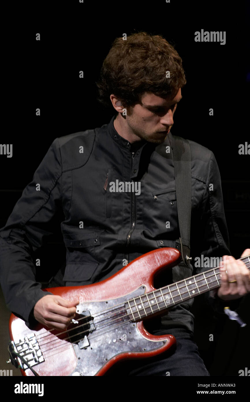 Guy Berryman bass gutarist von Coldplay auf Pyramide Stadium an Glastonbury Festival für zeitgenössische darstellende Kunst Somerset England UK 2005 Stockfoto