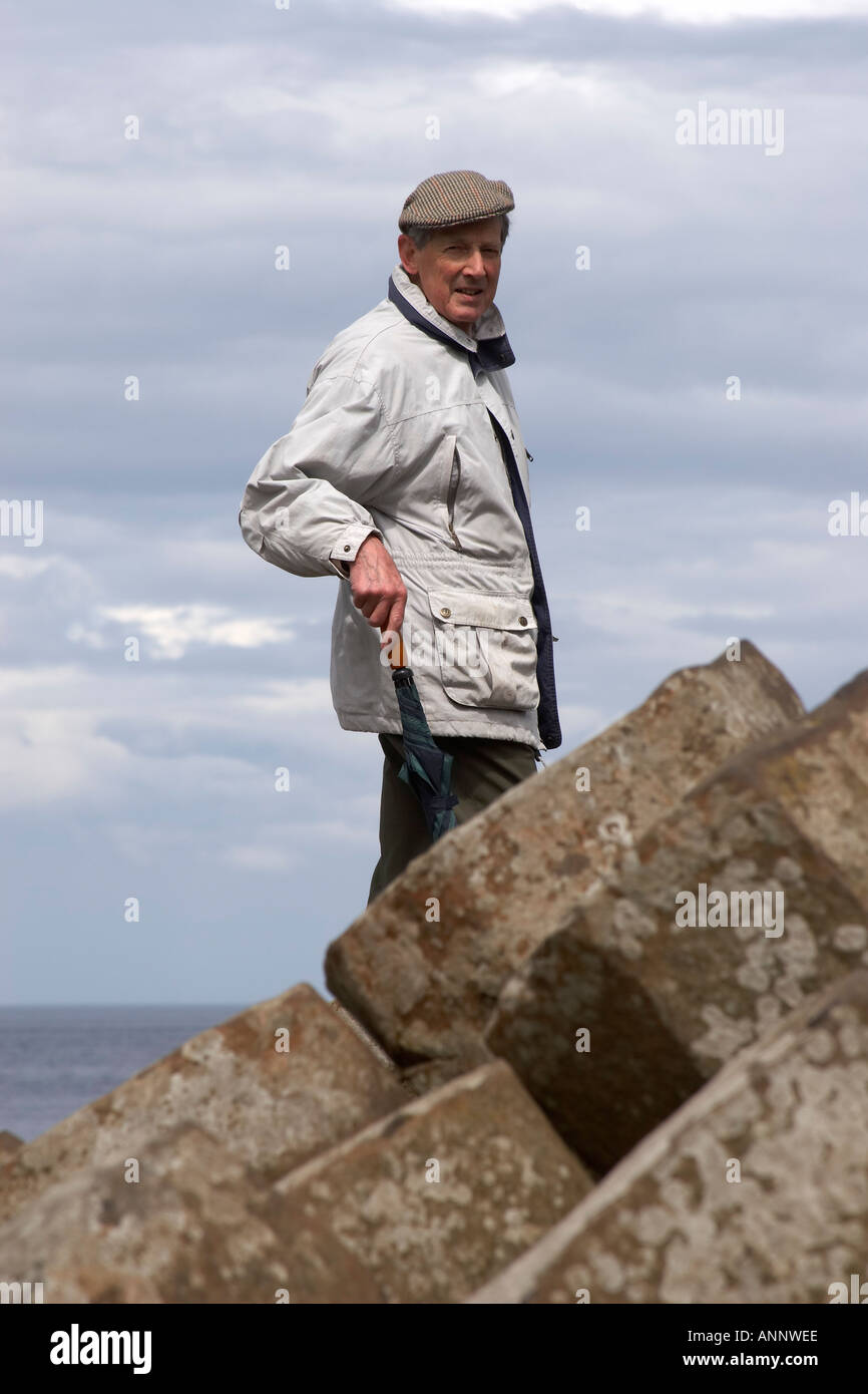 Älterer Herr, der auf The Giant s Causeway Nord Küste von Co Antrim Nordirland UK JMH Stockfoto