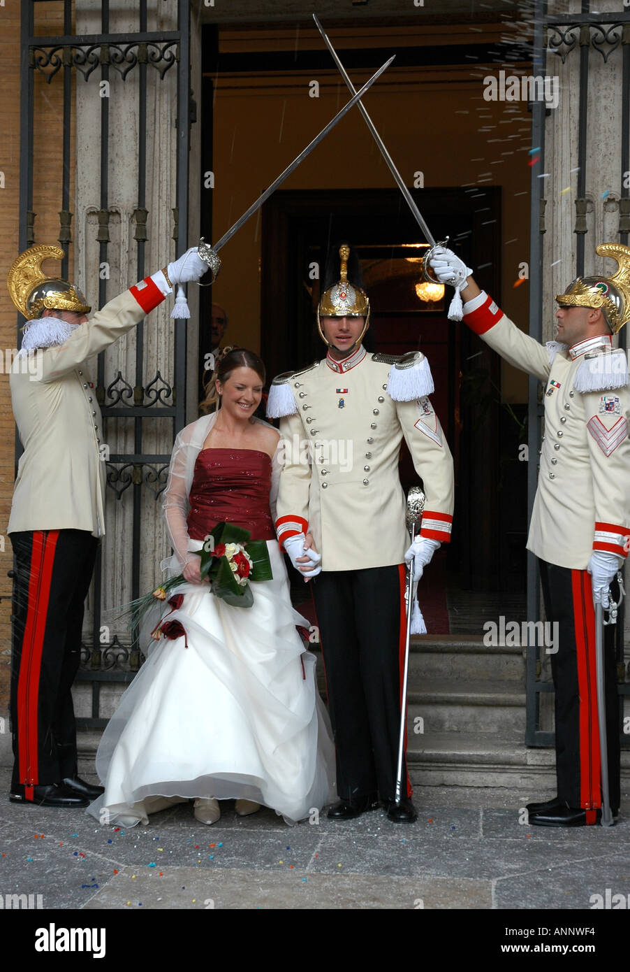 In Rom gekreuzt Schwerter und volles Kleid Marke Uniformen die Campidoglio Hochzeit des Presidential Gardist und seiner Braut Stockfoto
