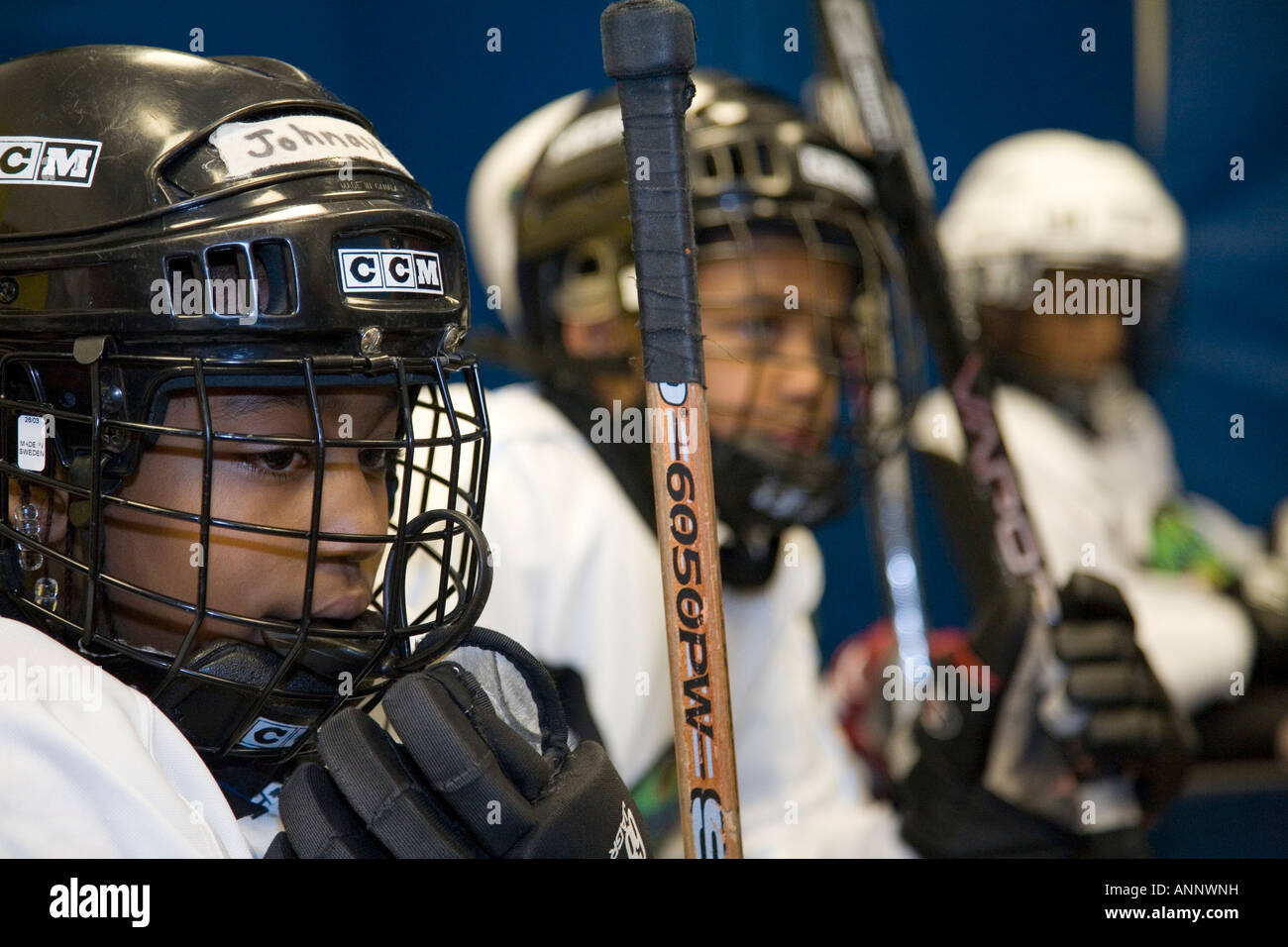 Afro-amerikanische Kinder auf Jugend-Eishockey-team Stockfoto