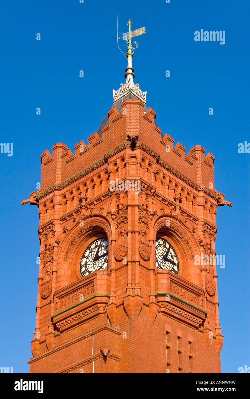 Vertikale Nahaufnahme von der unverwechselbaren Backsteingotik Clocktower auf das Pierhead Building in Cardiff gegen ein strahlend blauer Himmel Stockfoto