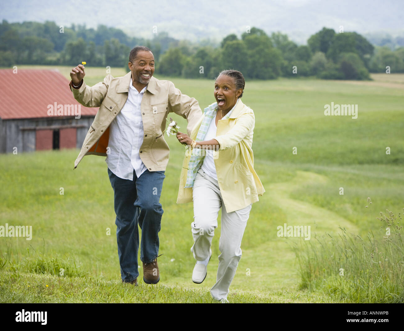 Senior Frau und einem älteren Mann in einem Feld Stockfoto