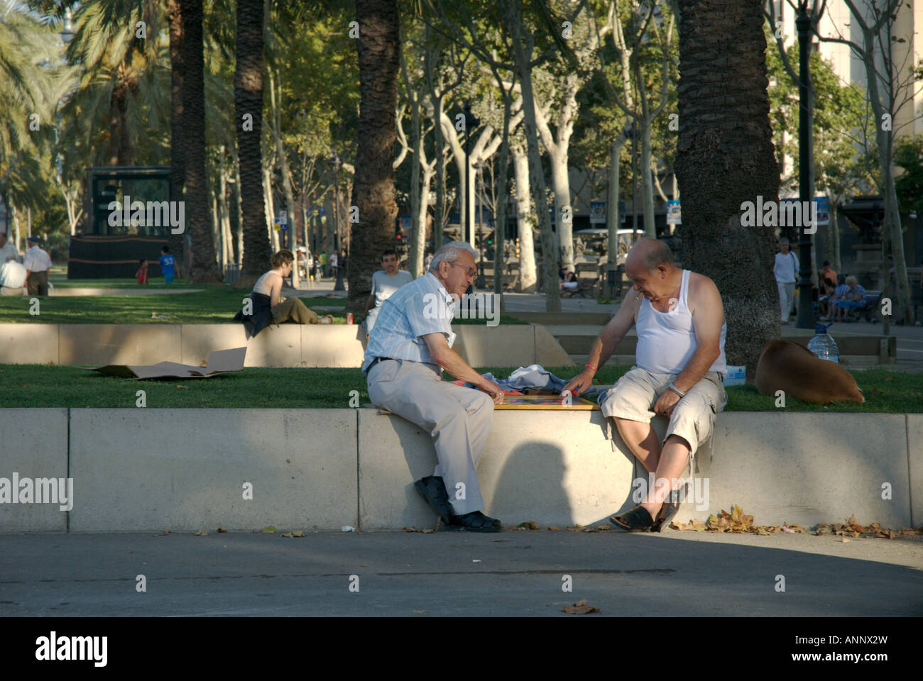 Zwei alte Freunde spielen Ludo auf dem Passeig de Lluís Companys, barcelona Stockfoto