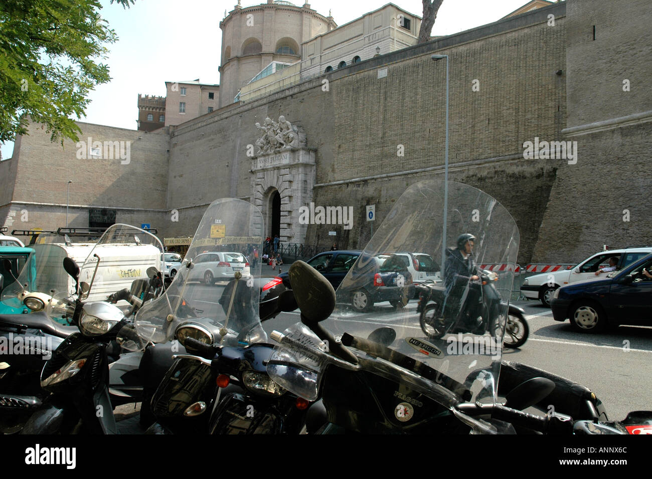 Roller geparkt auf der anderen Straßenseite aus den Highwalled-Vatikan-Museen in Rom Stockfoto