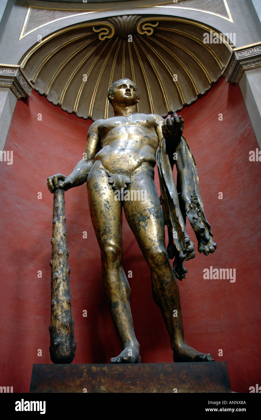 Eine Ende des 2. Jahrhunderts vergoldete Bronzestatue des Herkules steht hoch in der Rotunde der Vatikan s Pio Clementine museum Stockfoto