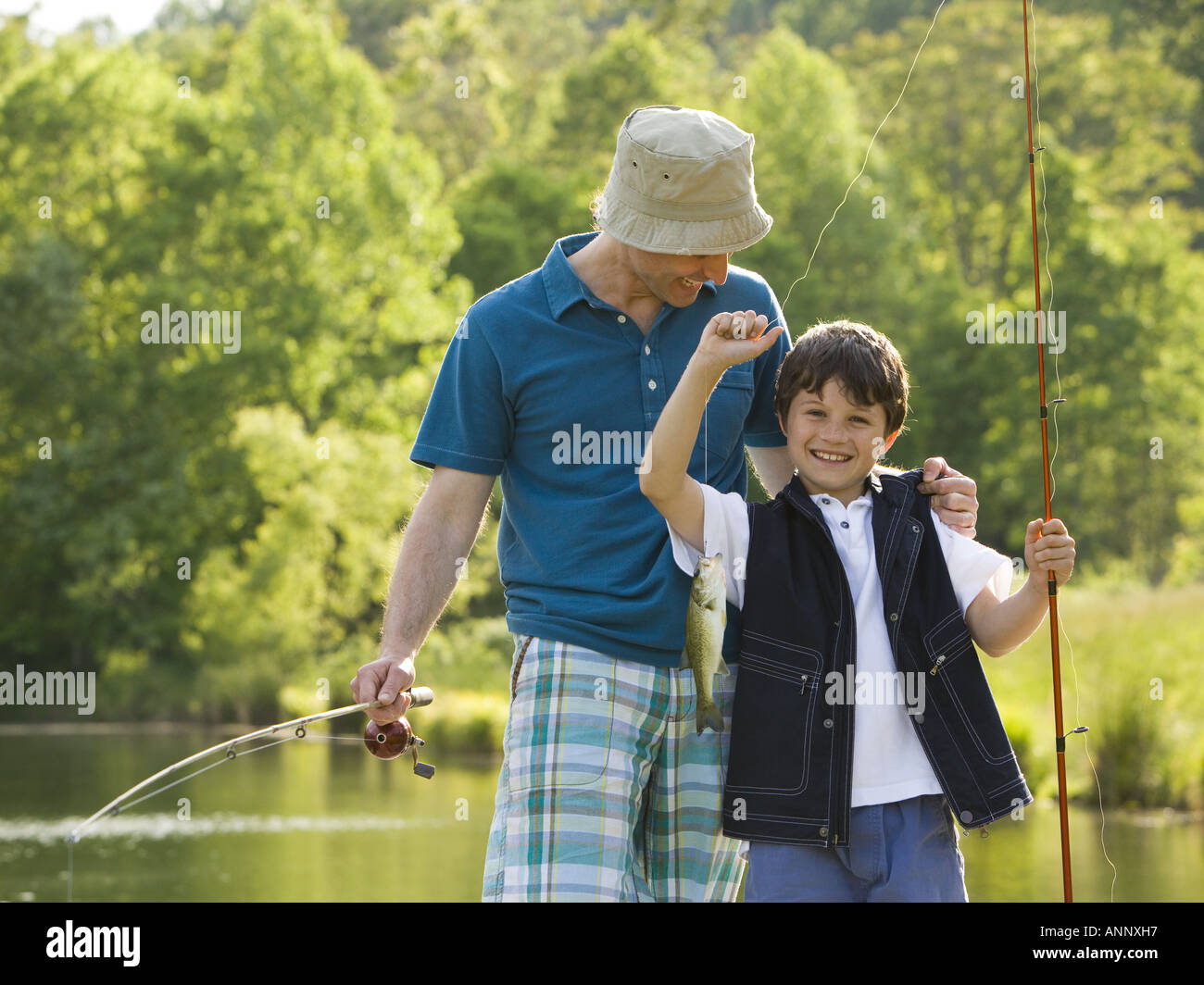 Mann und sein Sohn Angeln Stockfoto