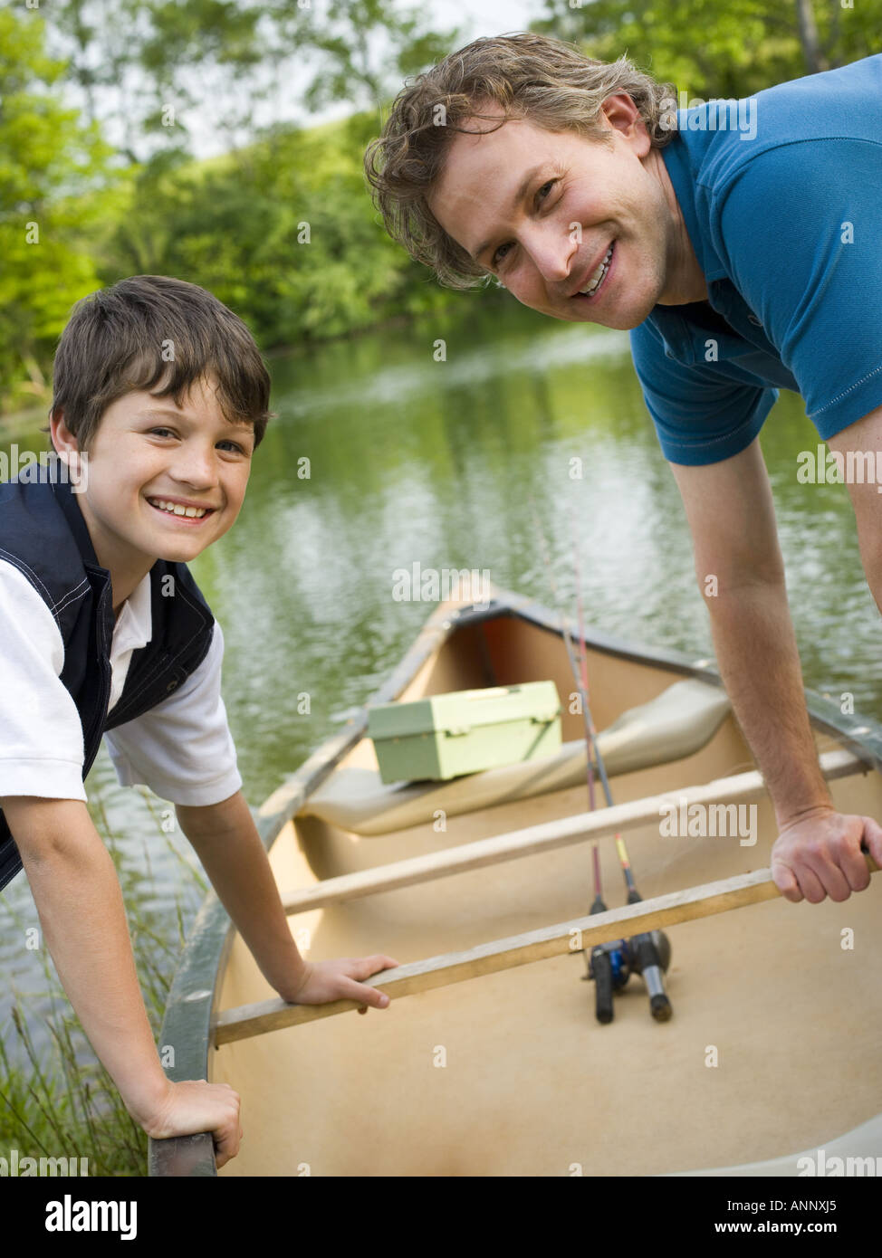 Porträt eines Mannes und seines Sohnes ein Kanu nach vorn bücken Stockfoto