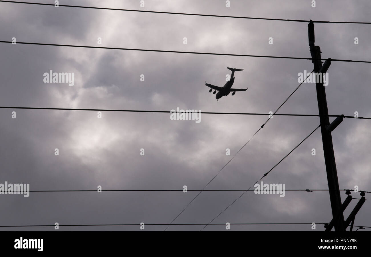 Flugzeug über Powerlines angezeigt Stockfoto