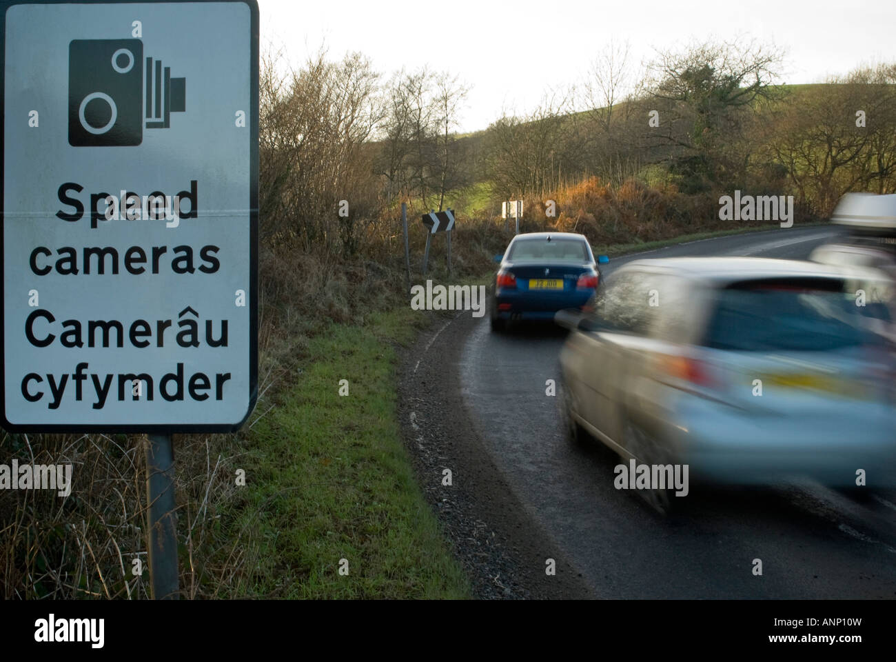 Horizontale Ansicht des Verkehrs Beschleunigung entlang einer Landstraße durch eine Geschwindigkeit Kamera Warnschild Stockfoto