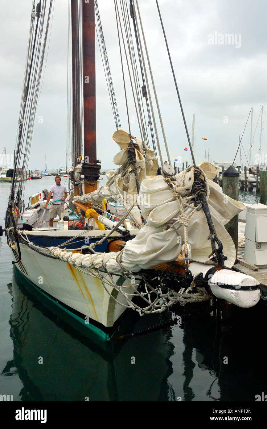 Eines der vielen alten Segelboote im Hafen von Key West Florida USA gefunden werden Stockfoto