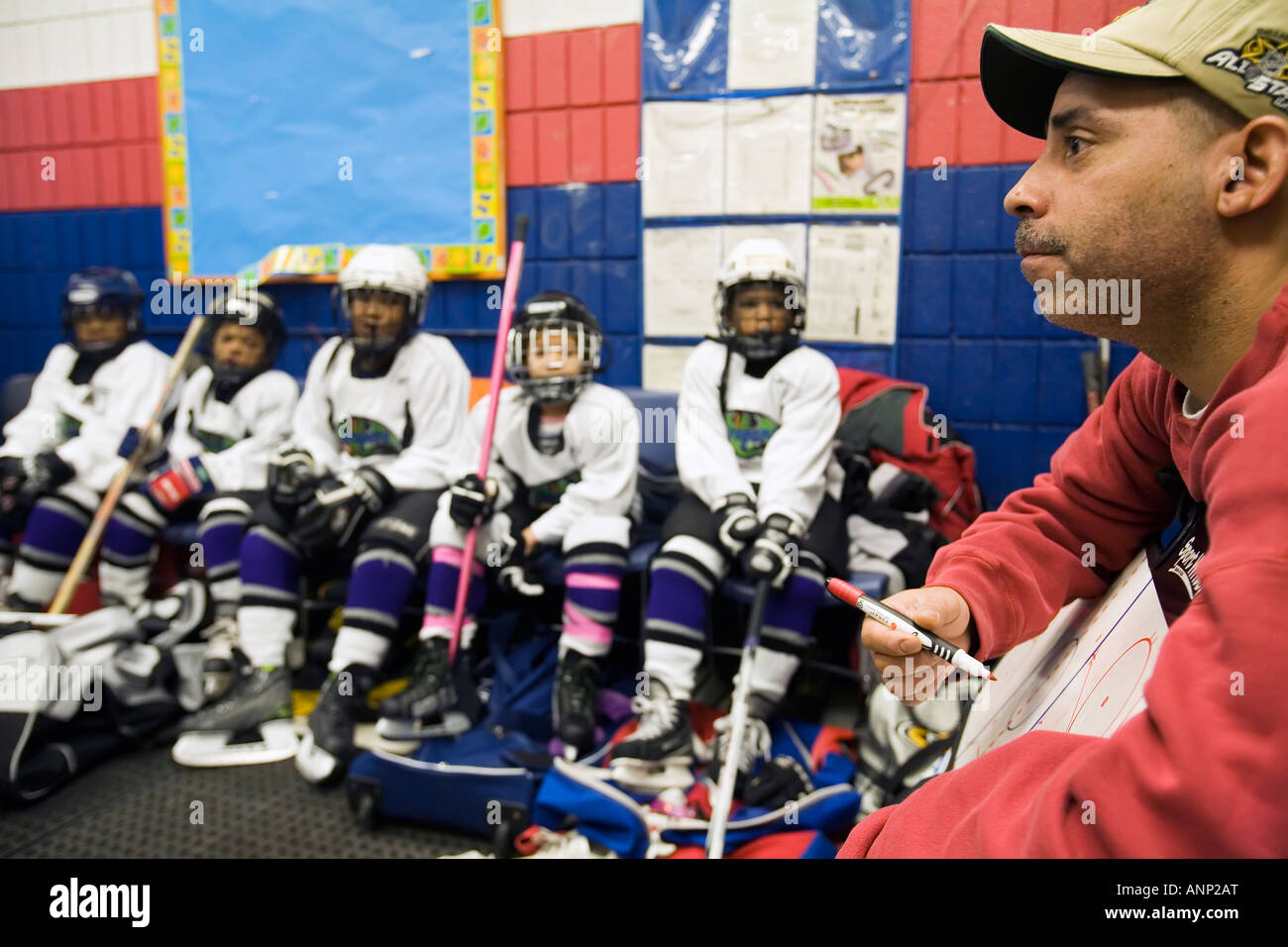 Trainer im Gespräch mit Spielern auf Jugend-Eishockey-team Stockfoto