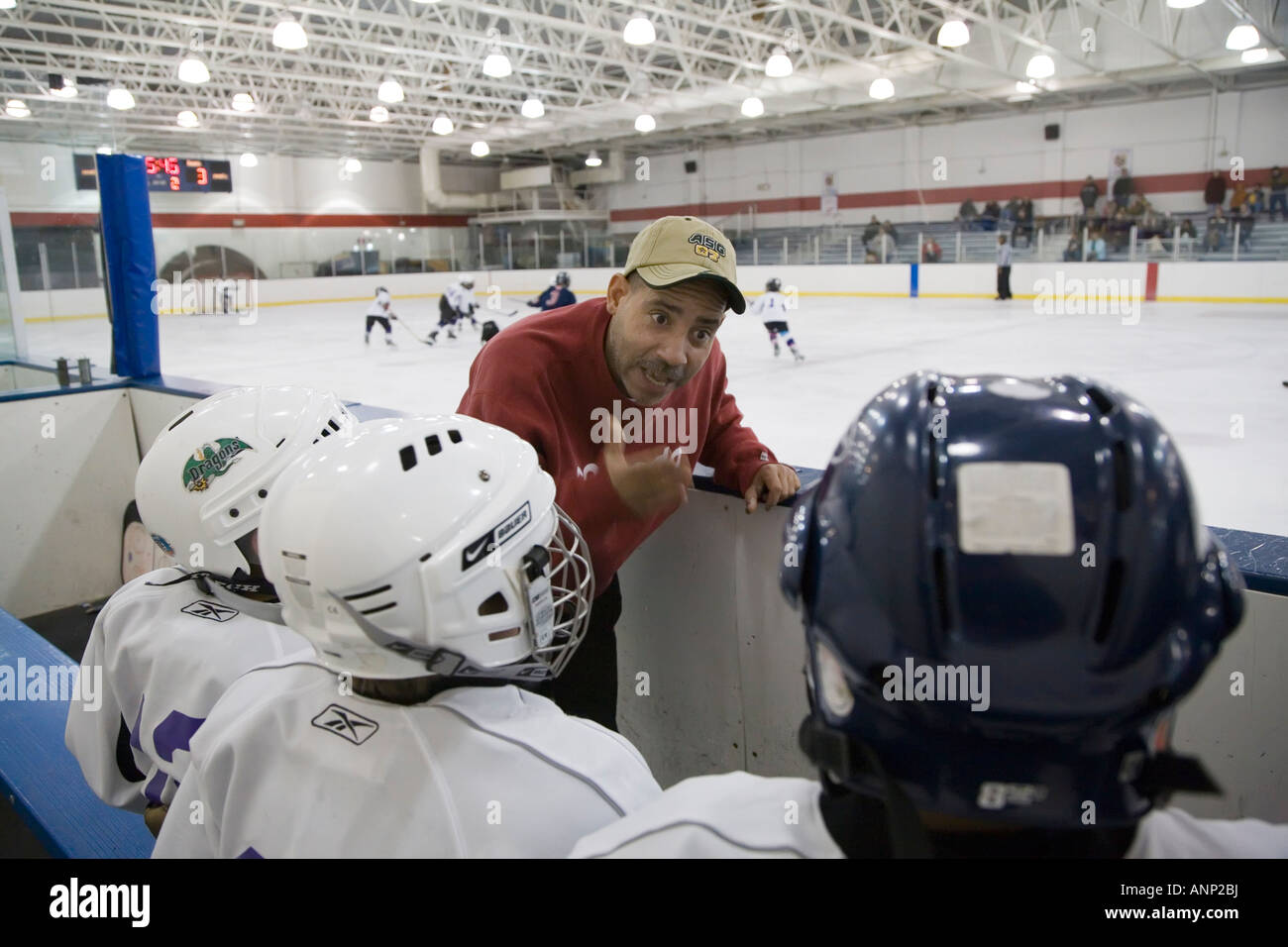Trainer im Gespräch mit Spielern auf Jugend-Eishockey-team Stockfoto
