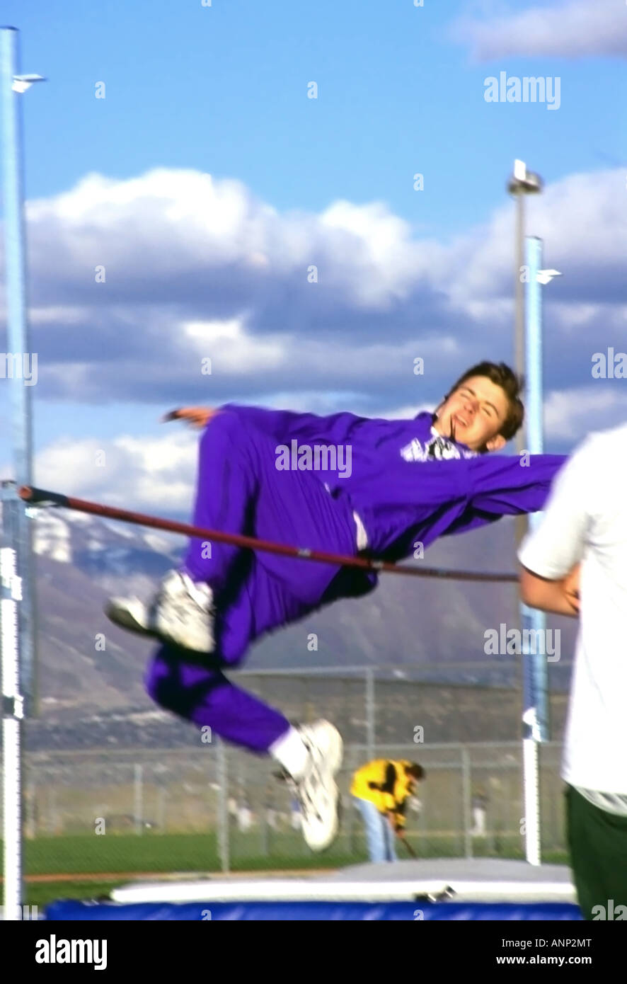 Ein High-School-Sportler auf einem Track Meet in Salt Lake City, Utah, USA. Dies ist der Hochsprung-Wettbewerb. Stockfoto