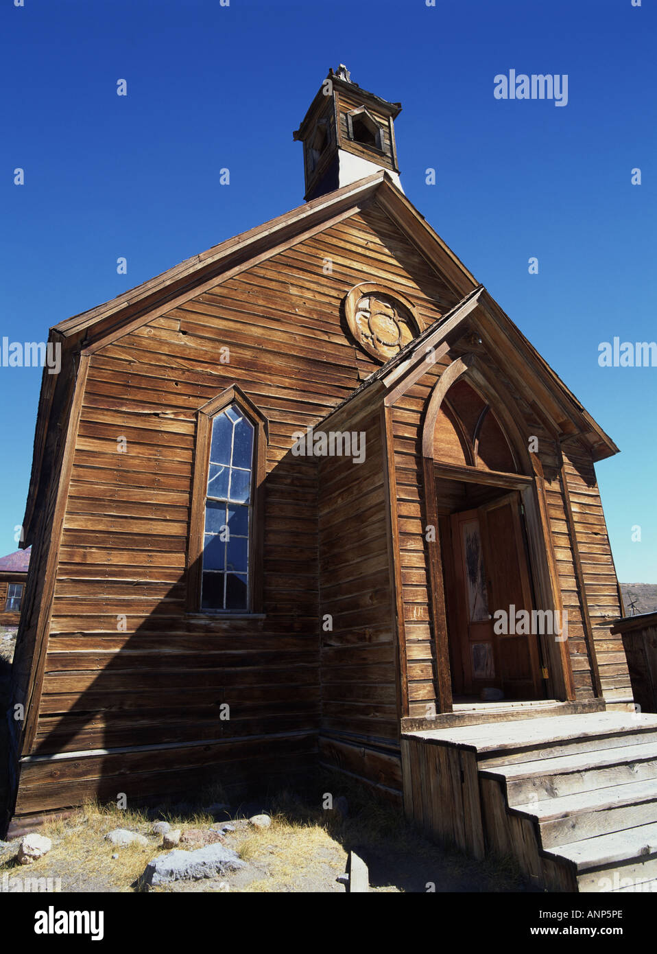 Niedrigen Winkel Blick auf eine Kirche aus Holz Stockfoto