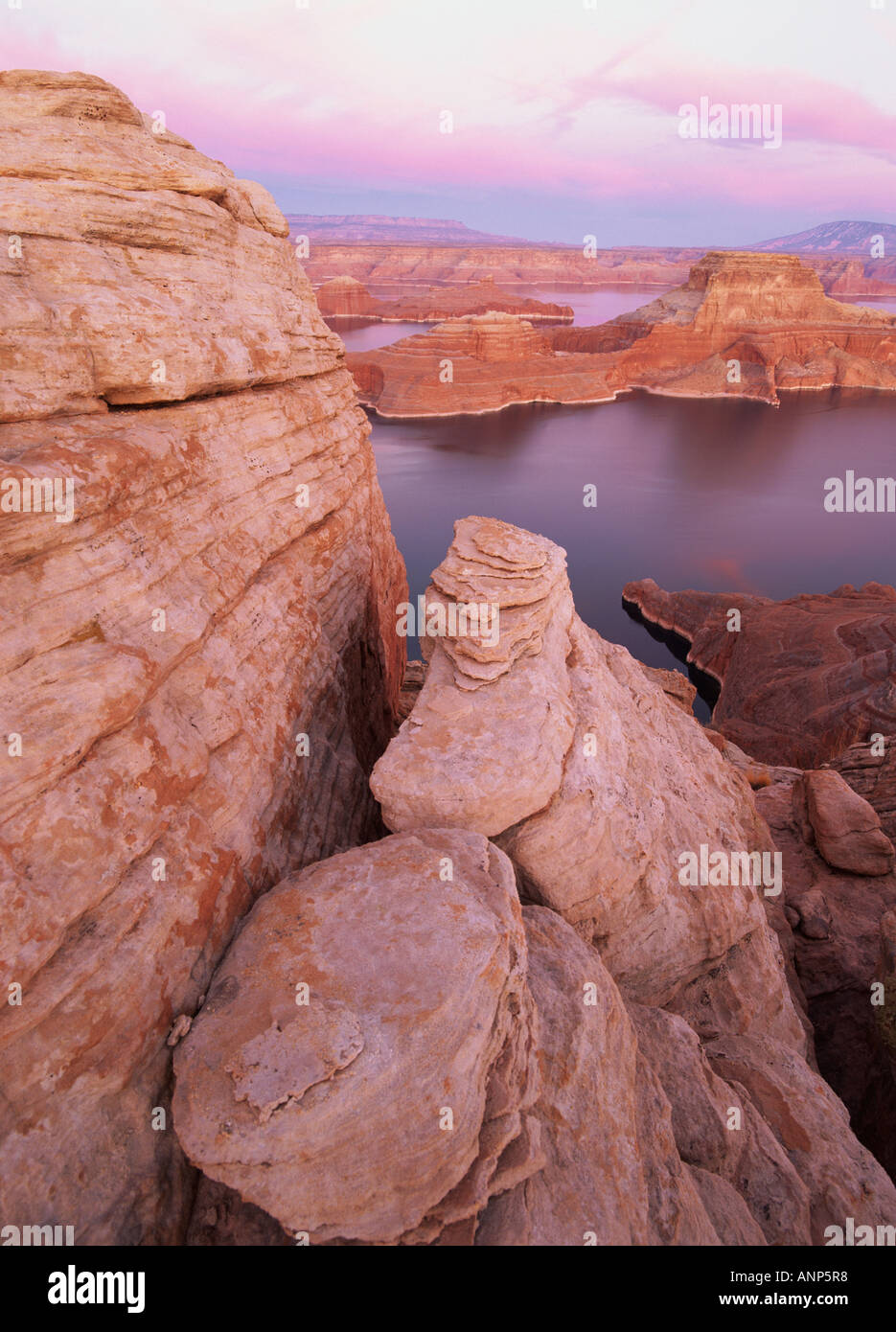 Vogelperspektive Blick auf Felsen und einem See in einer Wüstenregion Stockfoto
