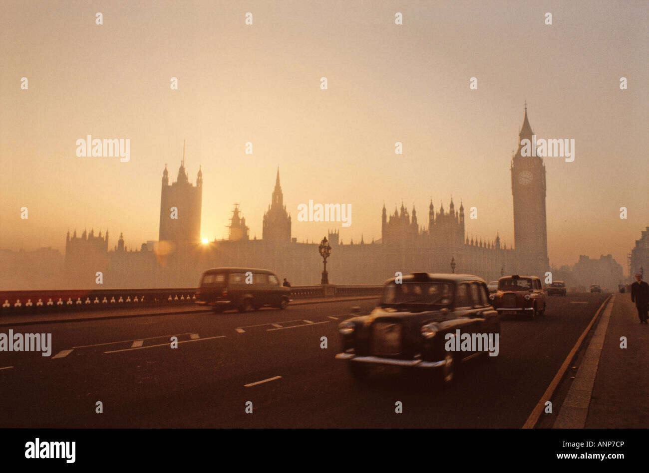 Ein nebliger Tag der Big Ben und dem House of Parlament London England Stockfoto