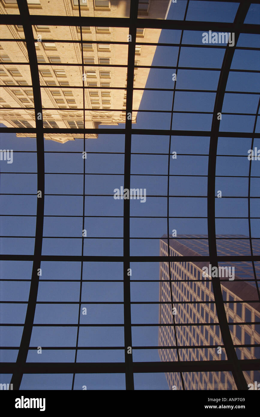 Reflexion eines Gebäudes auf Glas Stockfoto