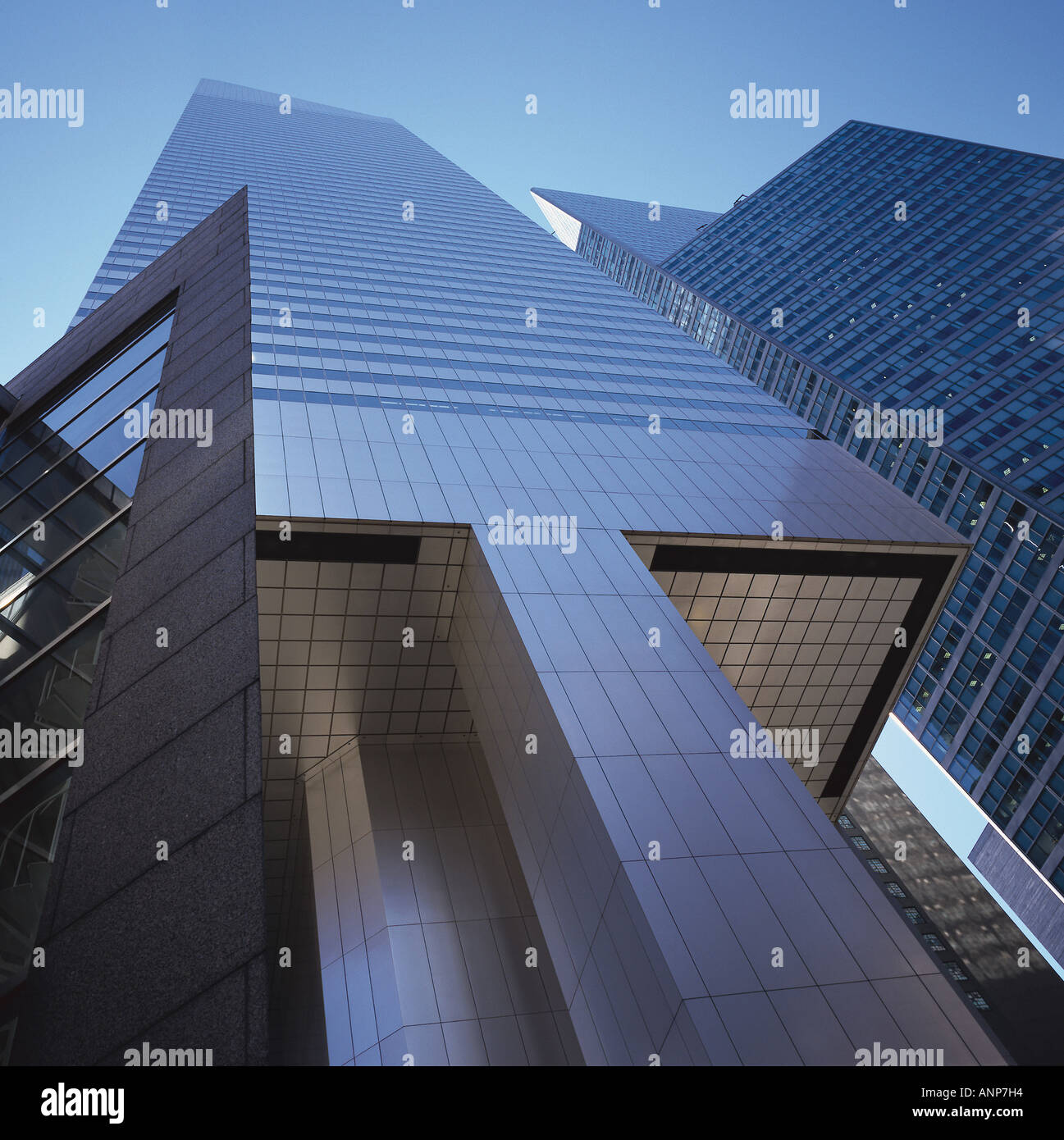 Niedrigen Winkel Ansicht eines Geschäftshauses Stockfoto