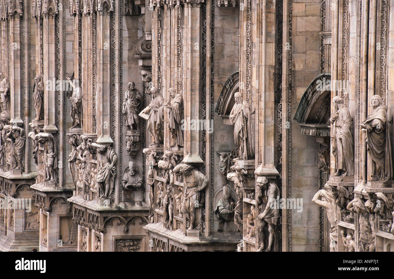 Geschnitzten Statuen an der Seite eines Gebäudes Stockfoto